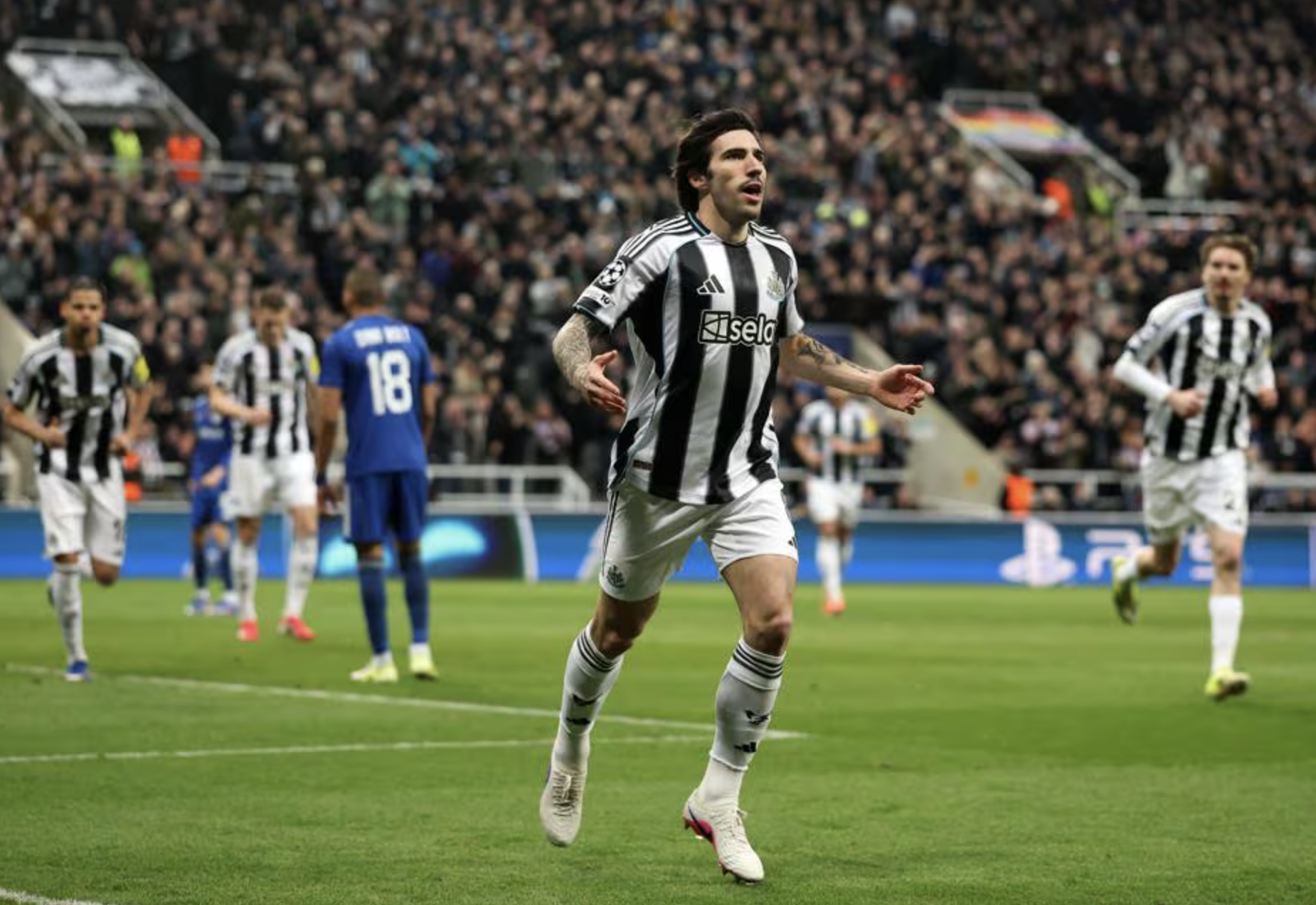 Mưa b&agrave;n thắng của Newcastle tiễn Qarabag rời Champions League - Ảnh 1.