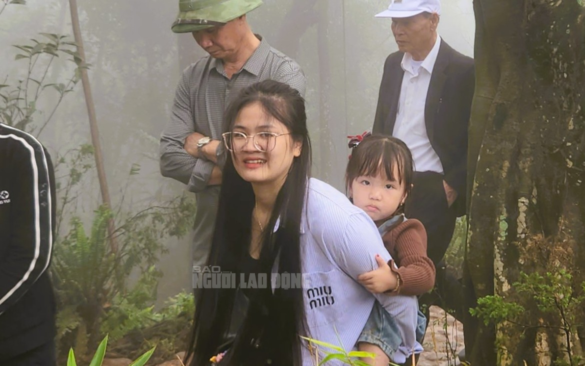 VIDEO: Người dân "đội mưa" đi quanh huyệt đạo thiêng trên đỉnh núi Nưa cầu may mắn