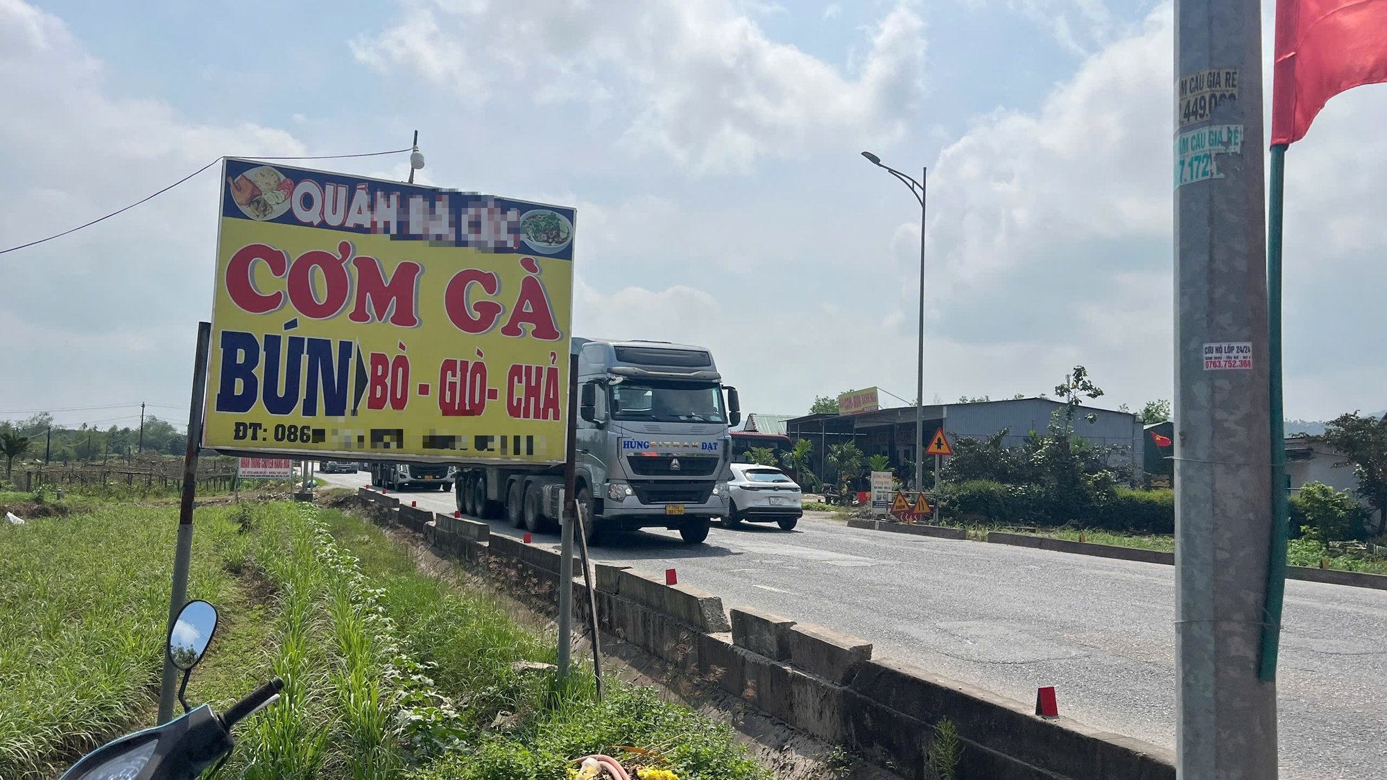 Bị lái xe "bốc phốt" vì "có trăng quên đèn", quán ăn ở Huế nói gì? - Ảnh 1.