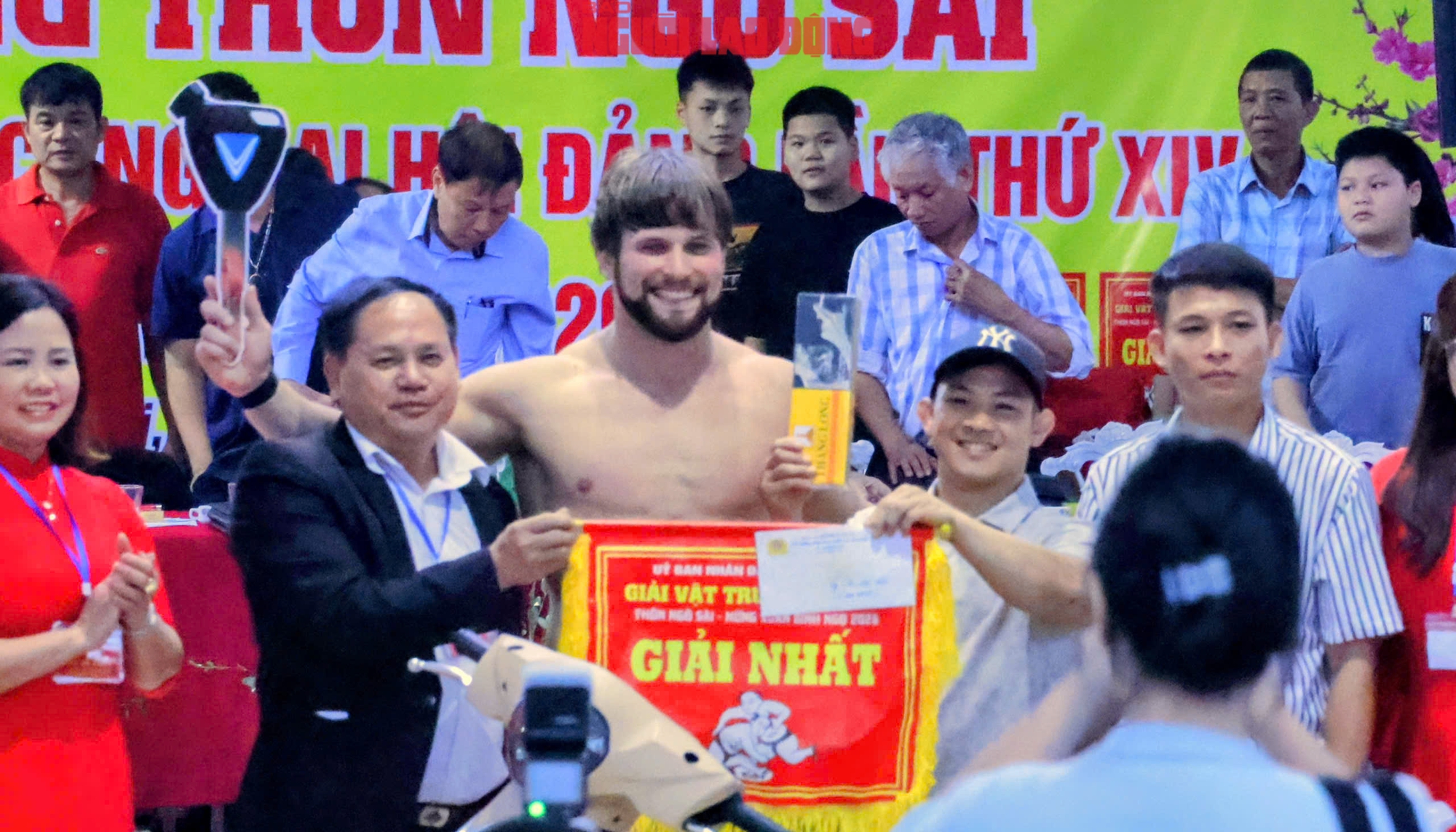 VIDEO: Đô vật Zakhar đại náo sới vật Ngô Sài và "ẵm" giải nhất khi thắng 2 kiện tướng Việt Nam - Ảnh 11.