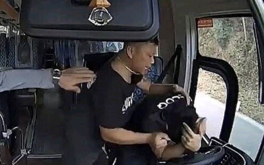 Xông lên xe đánh tới tấp tài xế vì cho rằng đậu xe trước cổng nhà ngày Tết