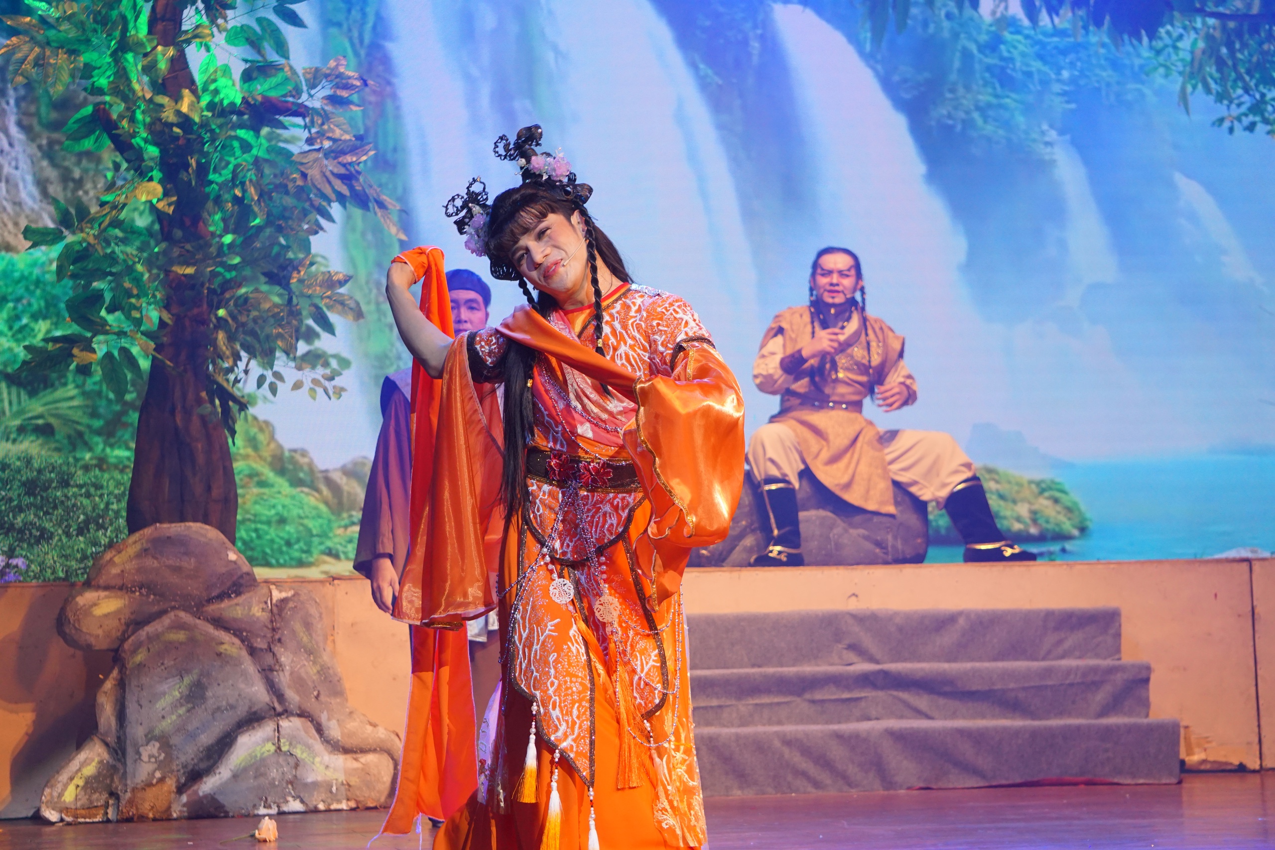 Ch&iacute; Linh, Ho&agrave;ng Hải h&oacute;a th&acirc;n vai nữ, tạo tiếng cười duy&ecirc;n d&aacute;ng trong vở "Kim Ngọc Lương Duy&ecirc;n" - Ảnh 5.