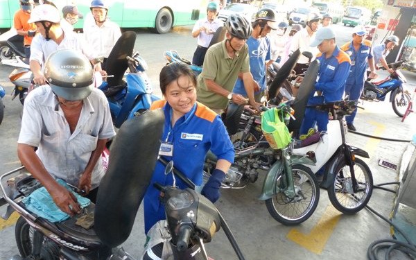 Giá xăng tăng mạnh gần 1.000 đồng/lít