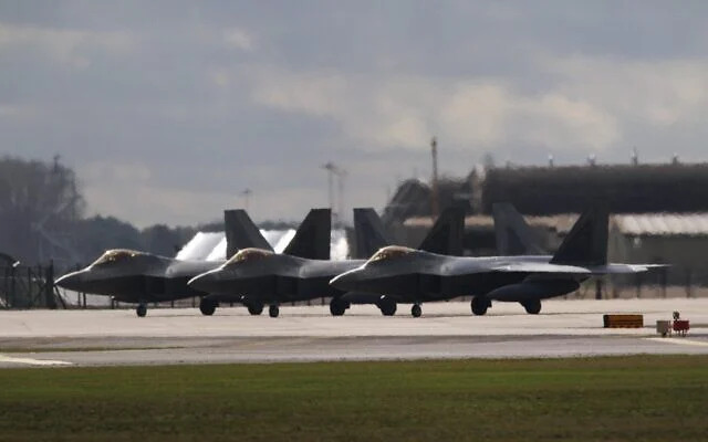 Mỹ triển khai phi đội "Chim ăn thịt" F-22 tới Israel trước giờ G - Ảnh 1.