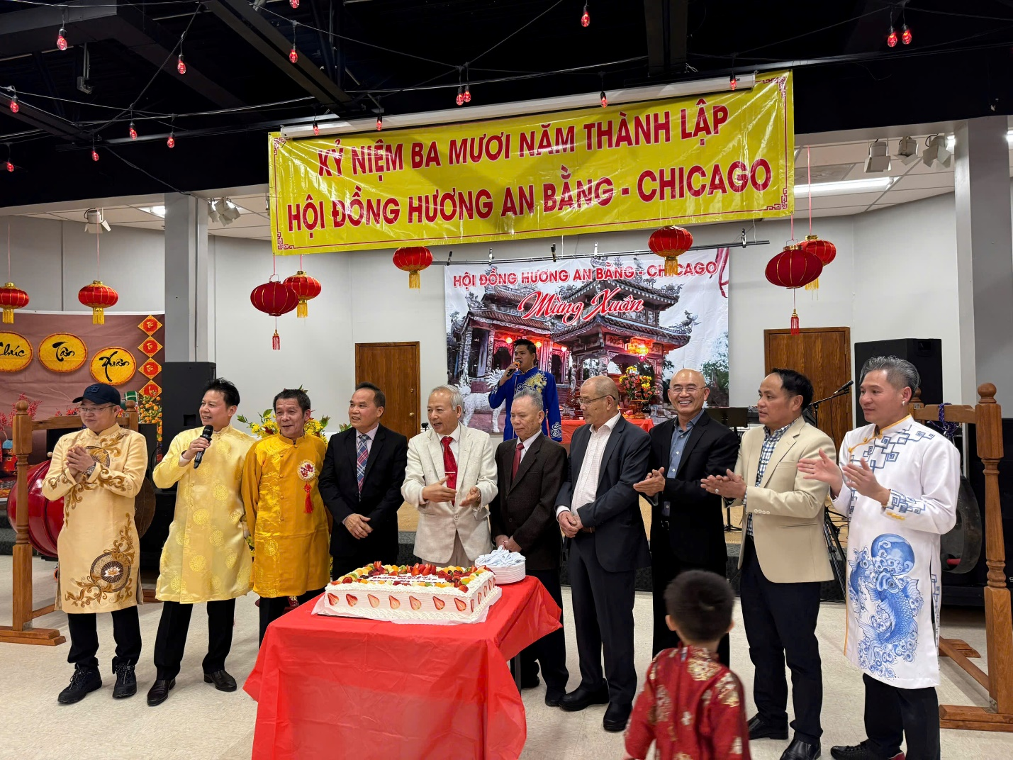 Tết truyền thống: Văn hoá Việt toả sáng như một sức mạnh mềm nơi xứ người - Ảnh 2.