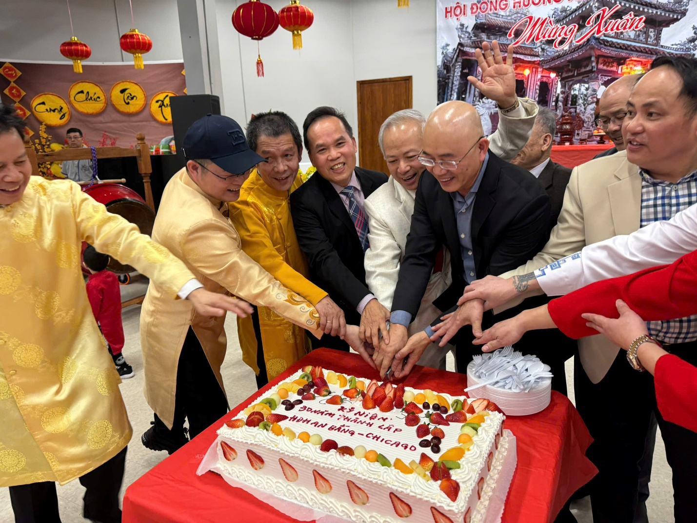Tết truyền thống: Văn hoá Việt toả sáng như một sức mạnh mềm nơi xứ người - Ảnh 3.