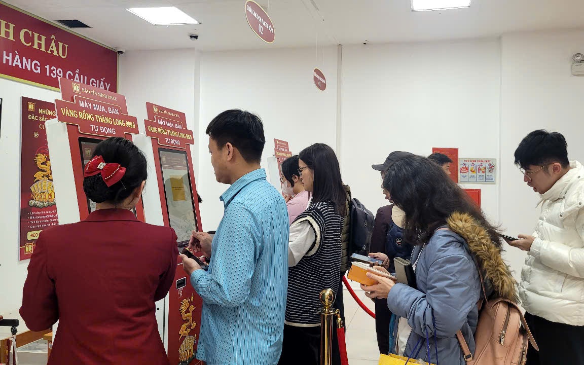 Lần đầu xuất hiện máy bán vàng tự động, chỉ vài thao tác là có vàng mang về