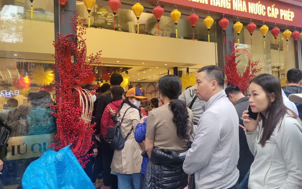 Người dân xếp hàng từ sáng đến trưa chờ mua "bạc ngựa"