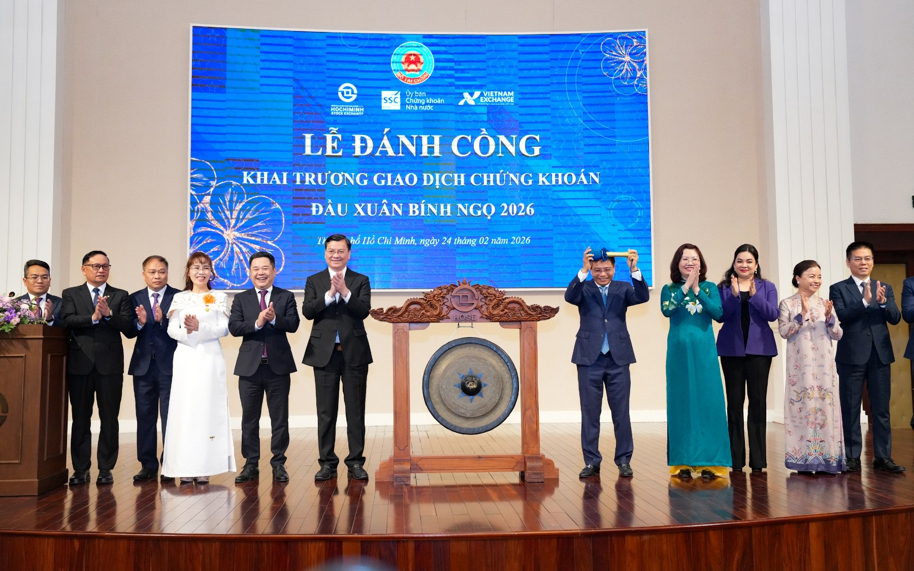 Tỷ phú Nguyễn Thị Phương Thảo tham dự Lễ đánh cồng khởi động HOSE, thị trường bật xanh