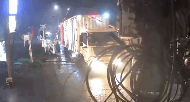 T&agrave;u hỏa t&ocirc;ng xe tải tại H&agrave; Nội khiến 2 người tử vong trong tai nạn t&agrave;u hỏa nghi&ecirc;m trọng - Ảnh 1.