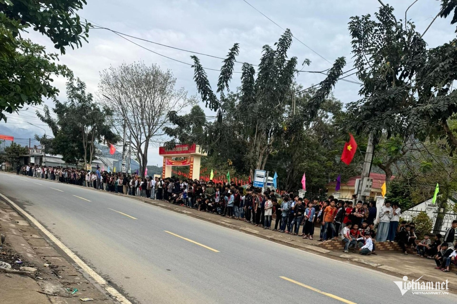 Học sinh tiễn biệt thầy hiệu trưởng Nguyễn Gia Triều trong nỗi X&uacute;c động s&acirc;u sắc - Ảnh 1.