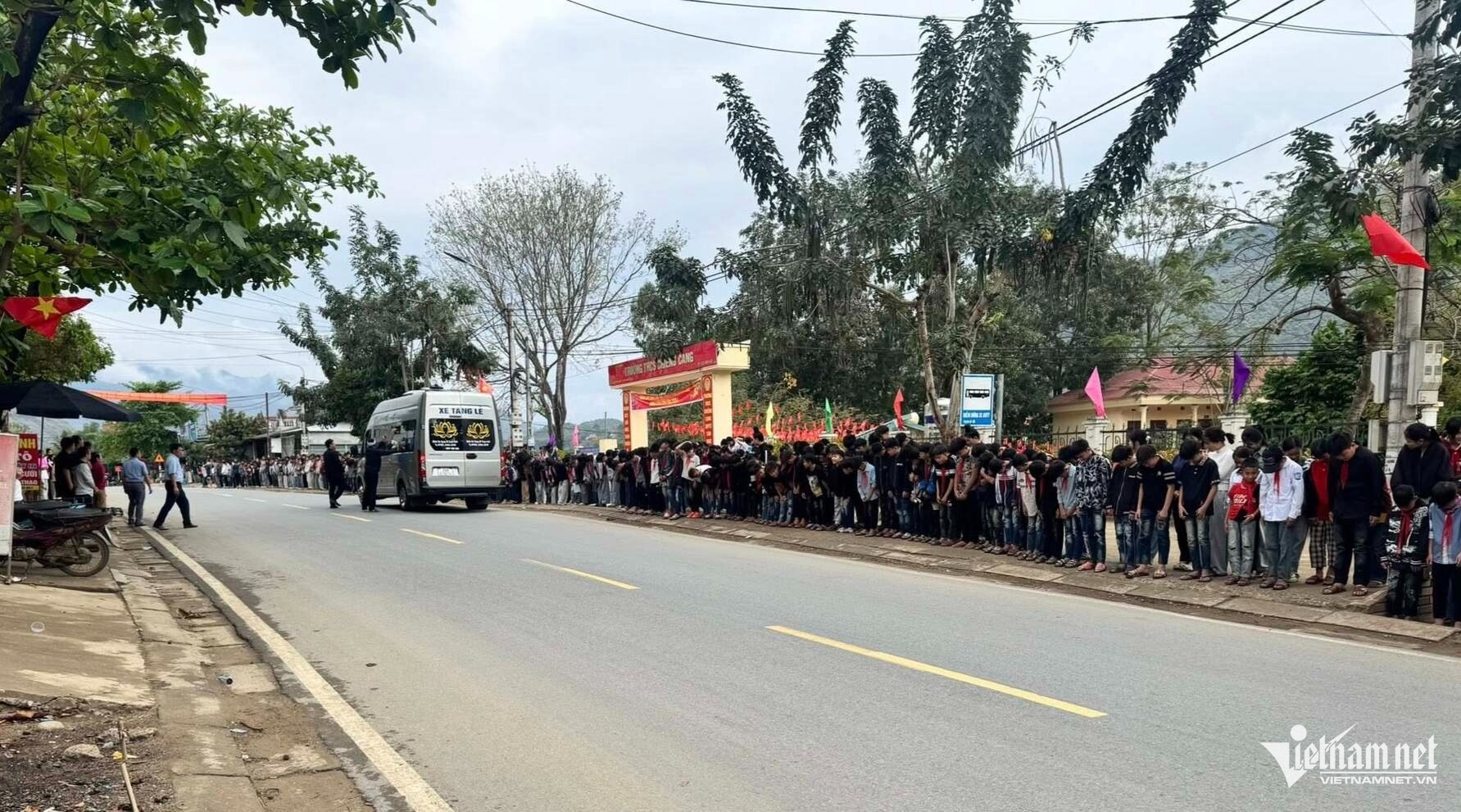 Học sinh tiễn biệt thầy hiệu trưởng Nguyễn Gia Triều trong nỗi X&uacute;c động s&acirc;u sắc - Ảnh 2.