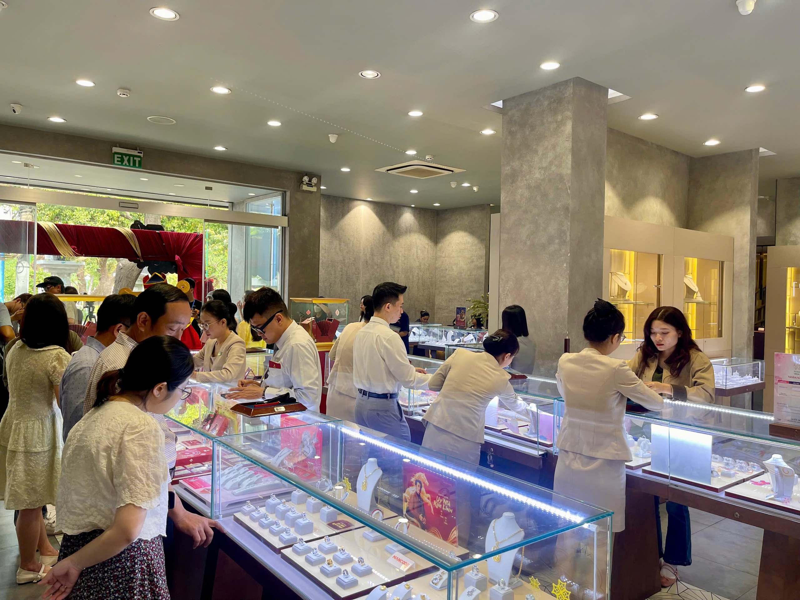 Kh&ocirc;ng xếp h&agrave;ng ng&agrave;y v&iacute;a Thần T&agrave;i, nhiều người mua bất ngờ chọn mua v&agrave;ng theo c&aacute;ch n&agrave;y - Ảnh 2.