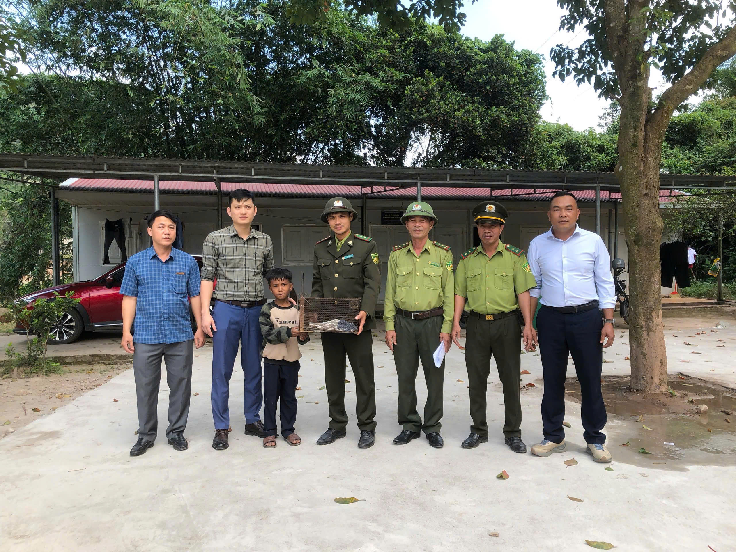 Ph&aacute;t hiện con vật qu&yacute; hiếm, yếu ớt nằm b&ecirc;n bờ suối  - Ảnh 1.