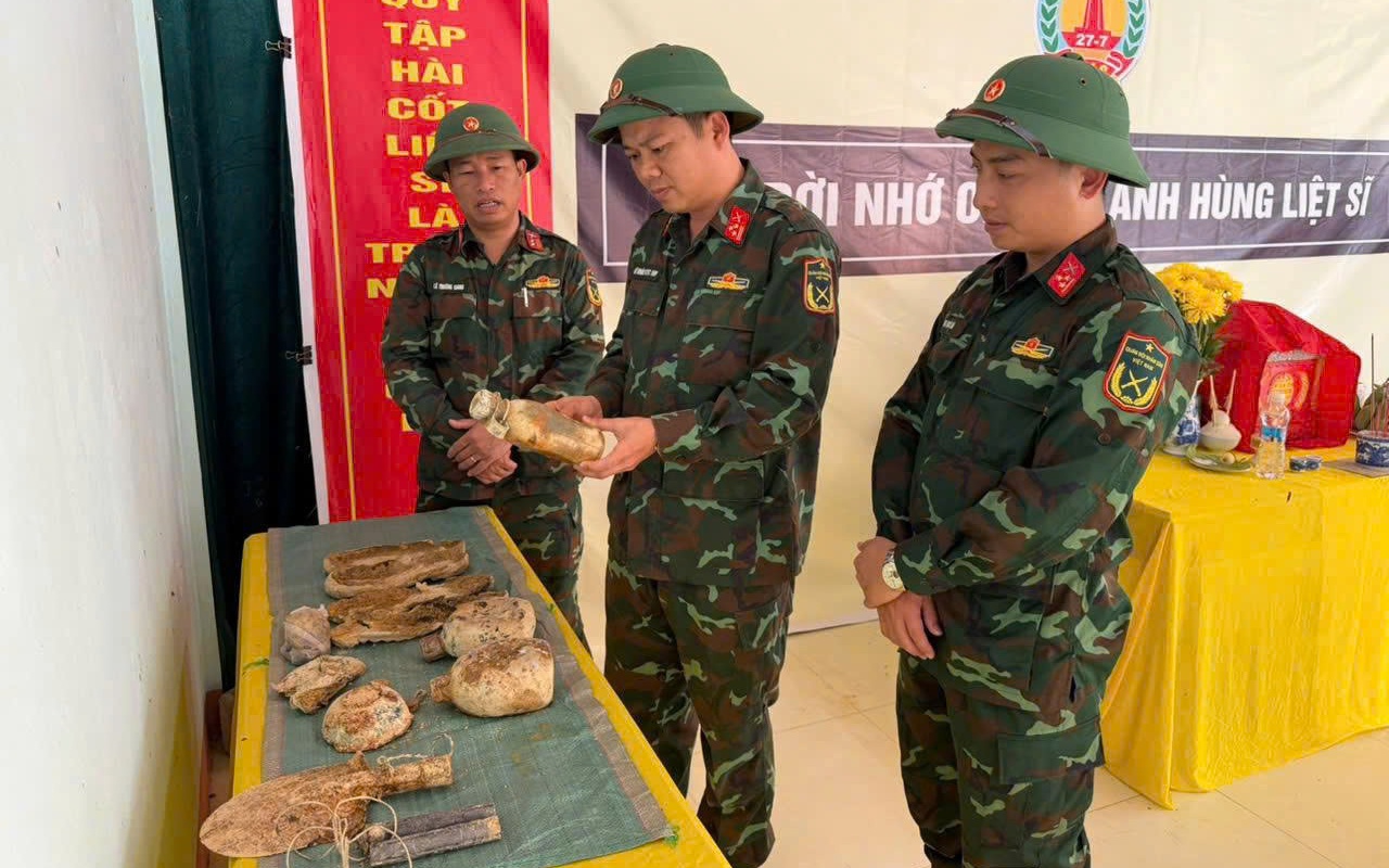 Hai hài cốt liệt sĩ cùng nhiều di vật được phát hiện tại điểm cao 402
