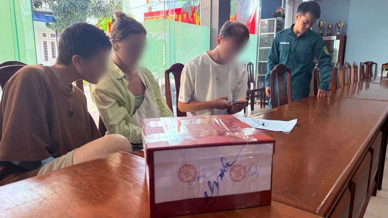 Ph&aacute;t hiện nh&oacute;m người nước ngo&agrave;i đang l&agrave;m điều tr&aacute;i ph&eacute;p ở biển Đ&agrave; Nẵng - Ảnh 1.