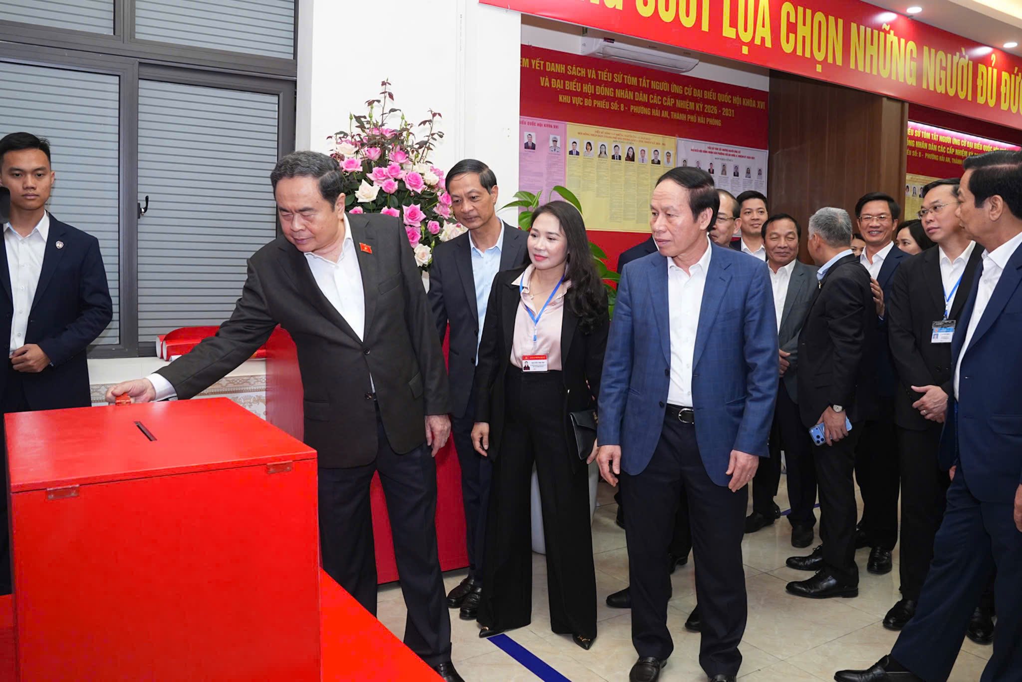 Chủ tịch Quốc hội Trần Thanh Mẫn kiểm tra c&ocirc;ng t&aacute;c bầu cử Hải Ph&ograve;ng 2026 - Ảnh 1.