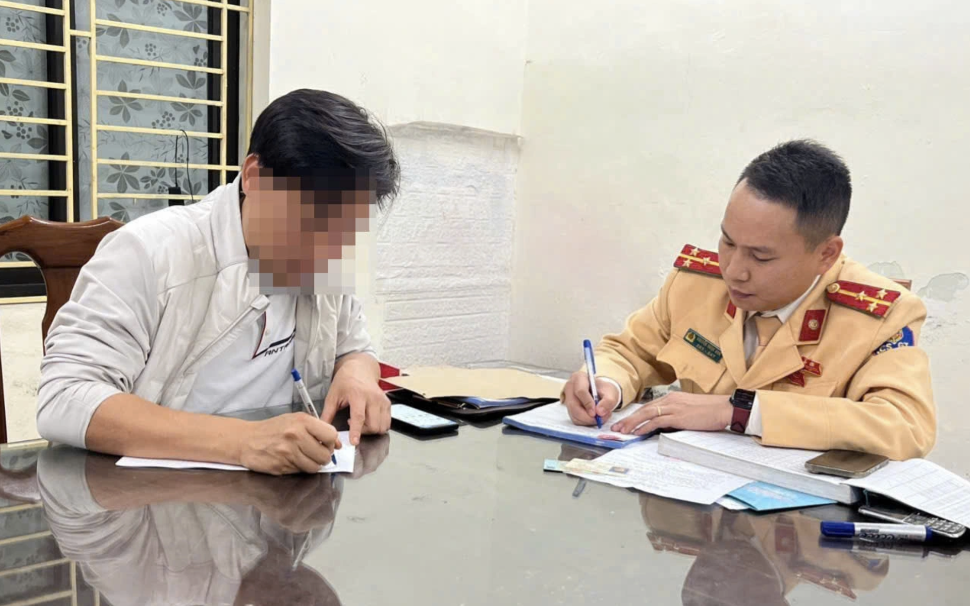 Tài xế ô tô vừa lái xe vừa bế trẻ con trong lòng bị xử phạt