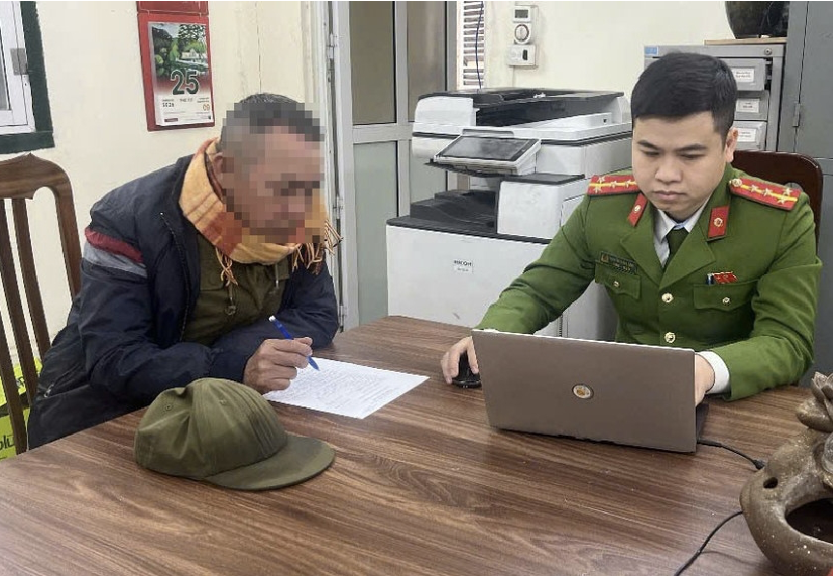 Xử l&yacute; t&agrave;i xế xe &ocirc;m chặt ch&eacute;m du kh&aacute;ch Mỹ tại H&agrave; Nội 2026 - Ảnh 1.