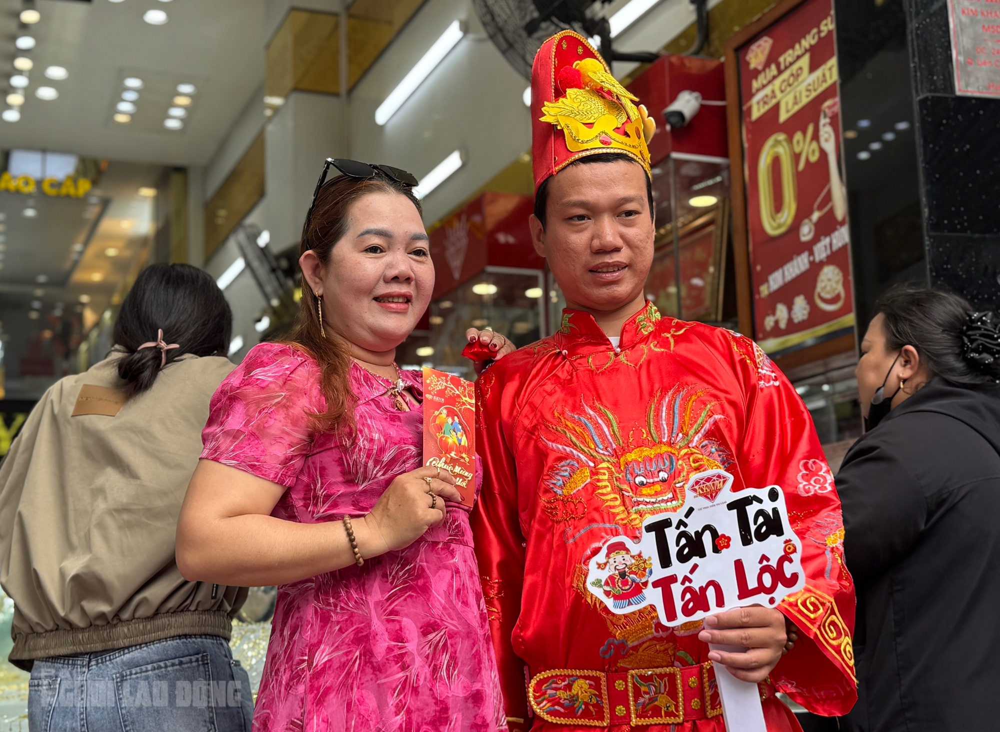 Tiệm v&agrave;ng ở Đ&agrave; Nẵng nhộn nhịp ng&agrave;y v&iacute;a Thần T&agrave;i 2026 với nhẫn nhỏ h&uacute;t kh&aacute;ch - Ảnh 6.