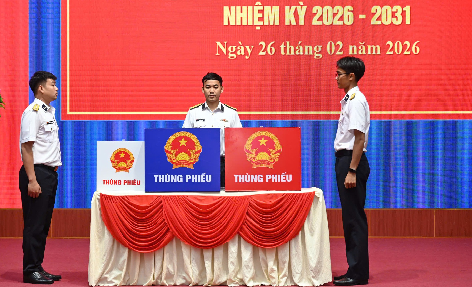 TPHCM: Tiễn các tàu lên đường thực hiện bầu cử sớm trên biển - Ảnh 10.