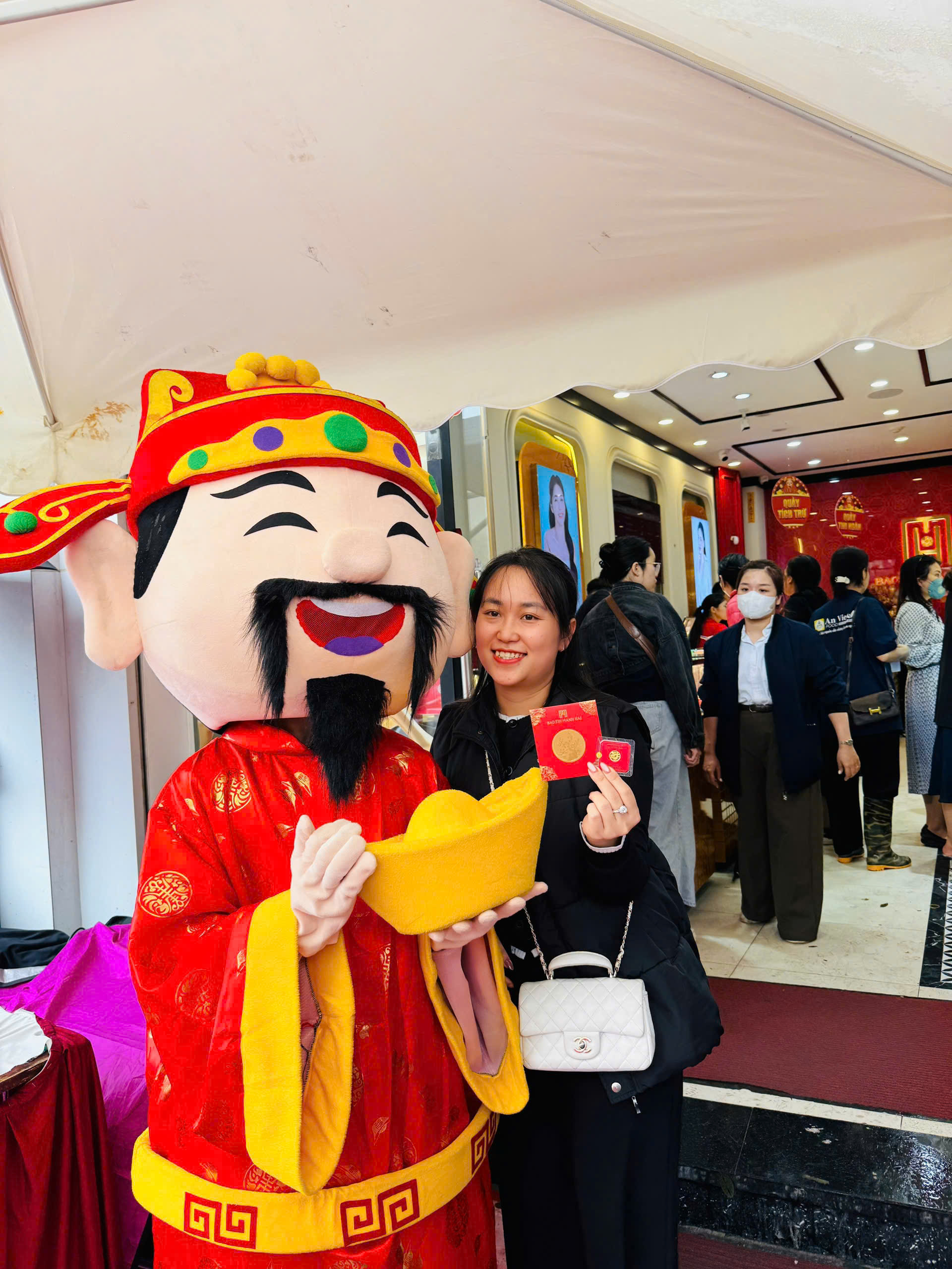 Cuối ng&agrave;y Thần T&agrave;i, gi&aacute; v&agrave;ng miếng SJC bất ngờ giảm, kh&aacute;ch nhộn nhịp đi mua - Ảnh 7.