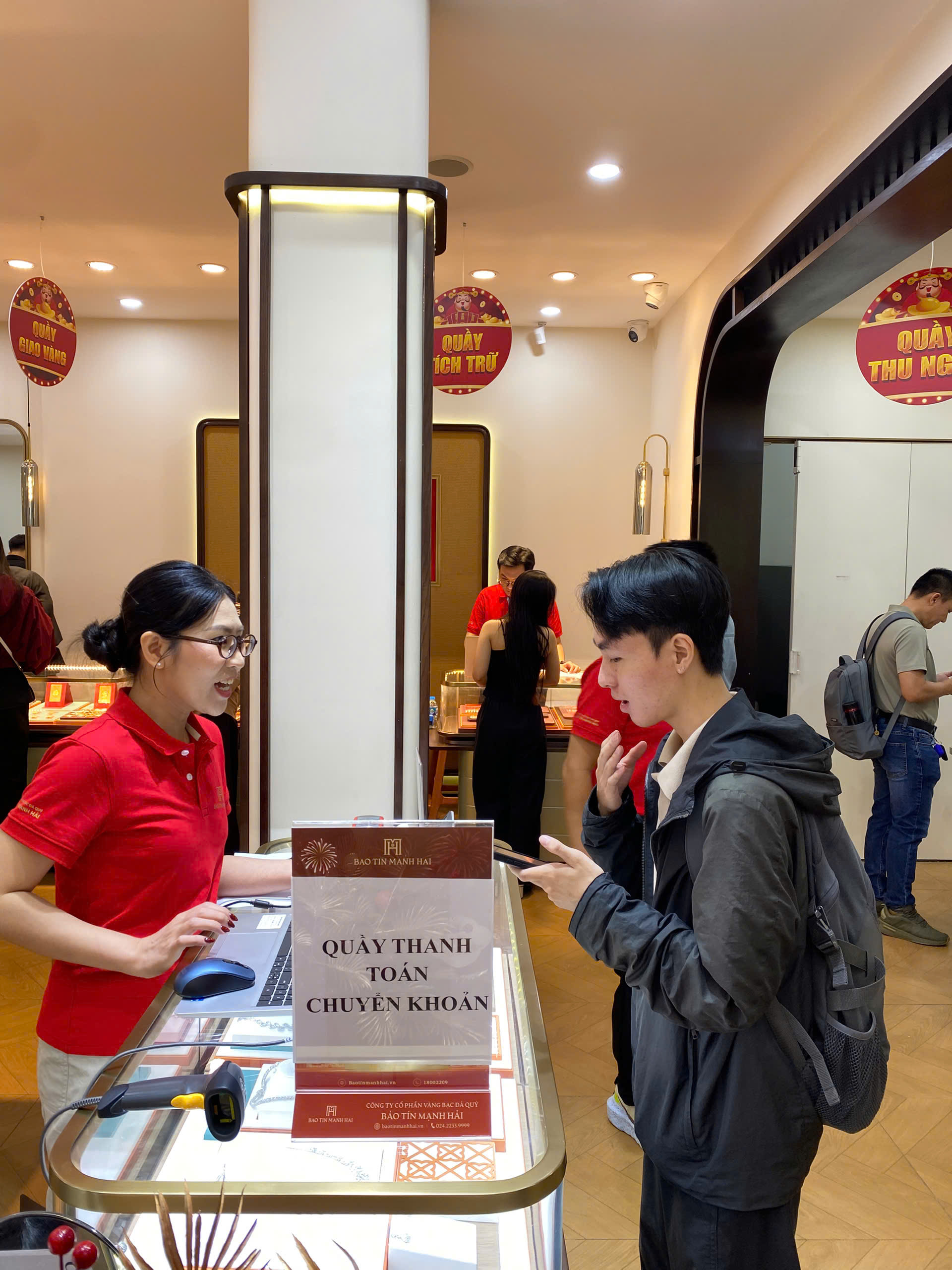 Cuối ng&agrave;y Thần T&agrave;i, gi&aacute; v&agrave;ng miếng SJC bất ngờ giảm, kh&aacute;ch nhộn nhịp đi mua - Ảnh 6.