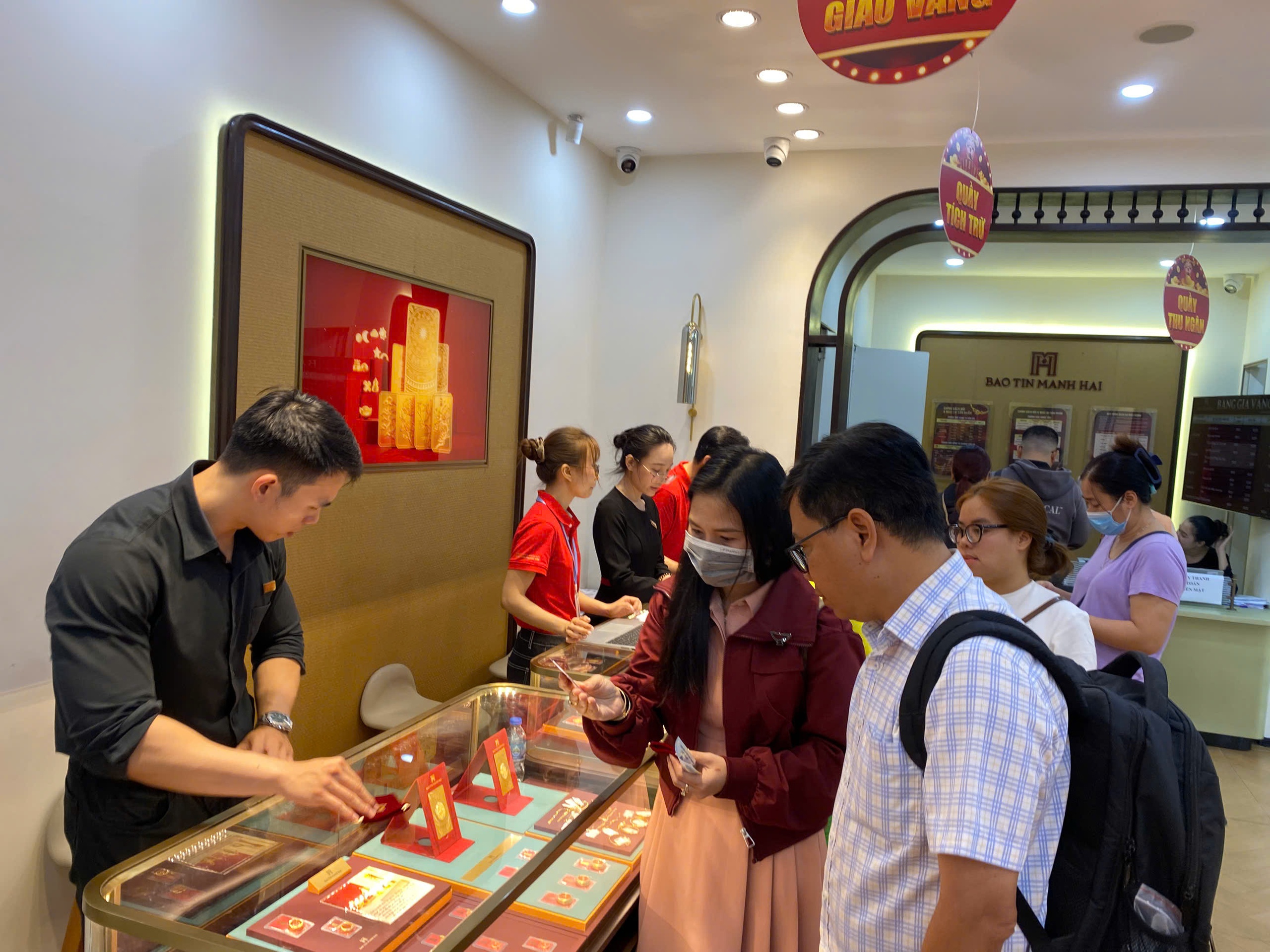 Cuối ng&agrave;y Thần T&agrave;i, gi&aacute; v&agrave;ng miếng SJC bất ngờ giảm, kh&aacute;ch nhộn nhịp đi mua - Ảnh 8.