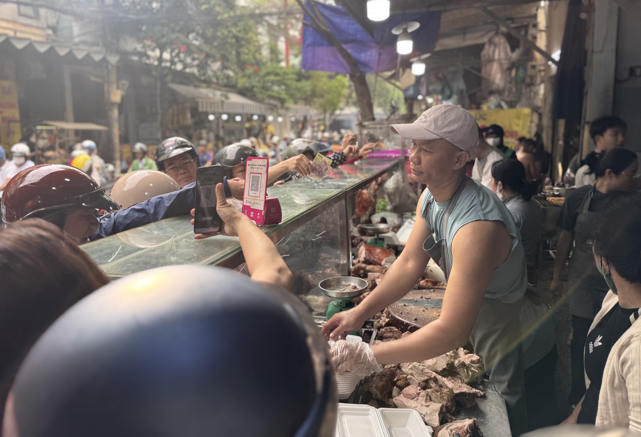 Tiệm v&agrave;ng ở Đ&agrave; Nẵng nhộn nhịp ng&agrave;y v&iacute;a Thần T&agrave;i 2026 với nhẫn nhỏ h&uacute;t kh&aacute;ch - Ảnh 9.