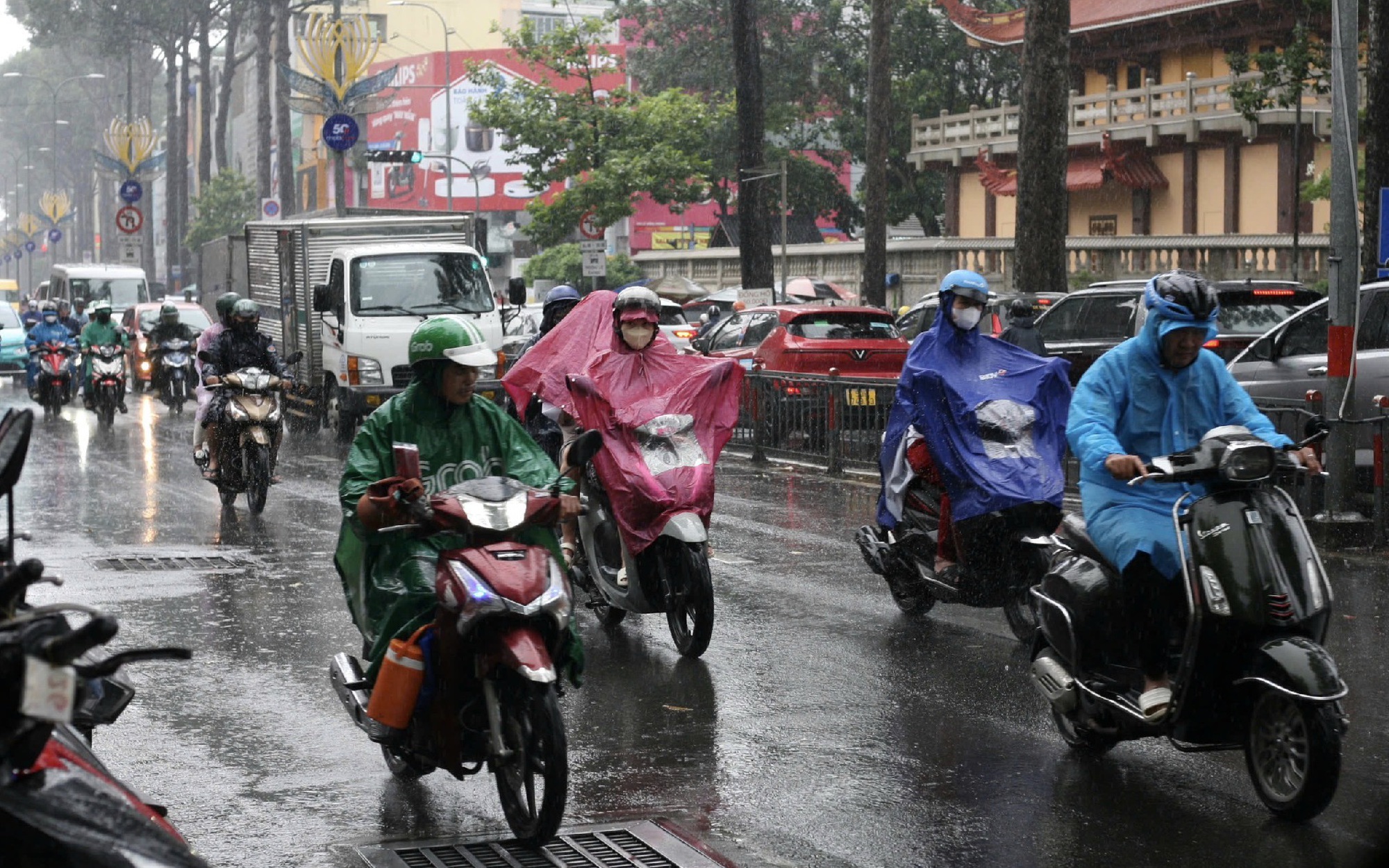 Dự báo thời tiết hôm nay, 26-2: TPHCM và Nam Bộ đón đợt mưa trái mùa diện rộng