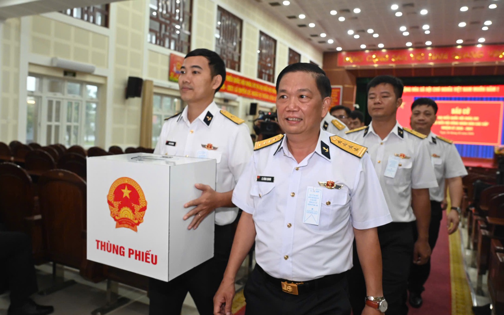 TPHCM: Tiễn các tàu lên đường thực hiện bầu cử sớm trên biển