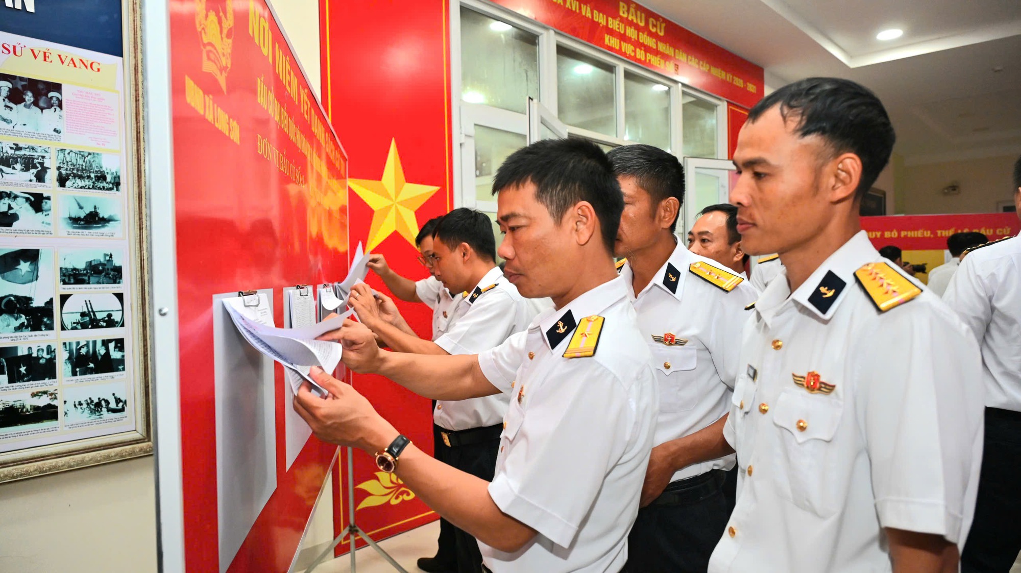 TPHCM: Tiễn các tàu lên đường thực hiện bầu cử sớm trên biển - Ảnh 13.