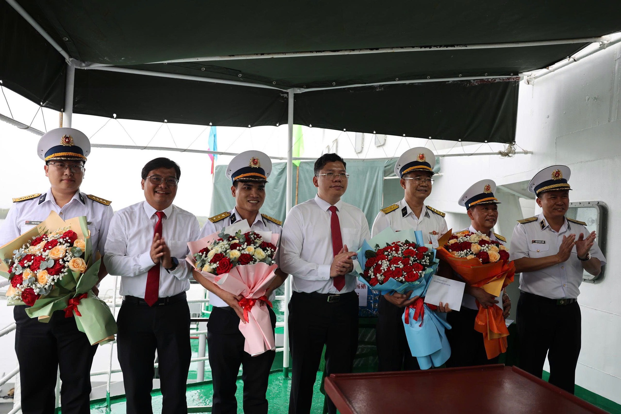 TPHCM: Tiễn các tàu lên đường thực hiện bầu cử sớm trên biển - Ảnh 9.