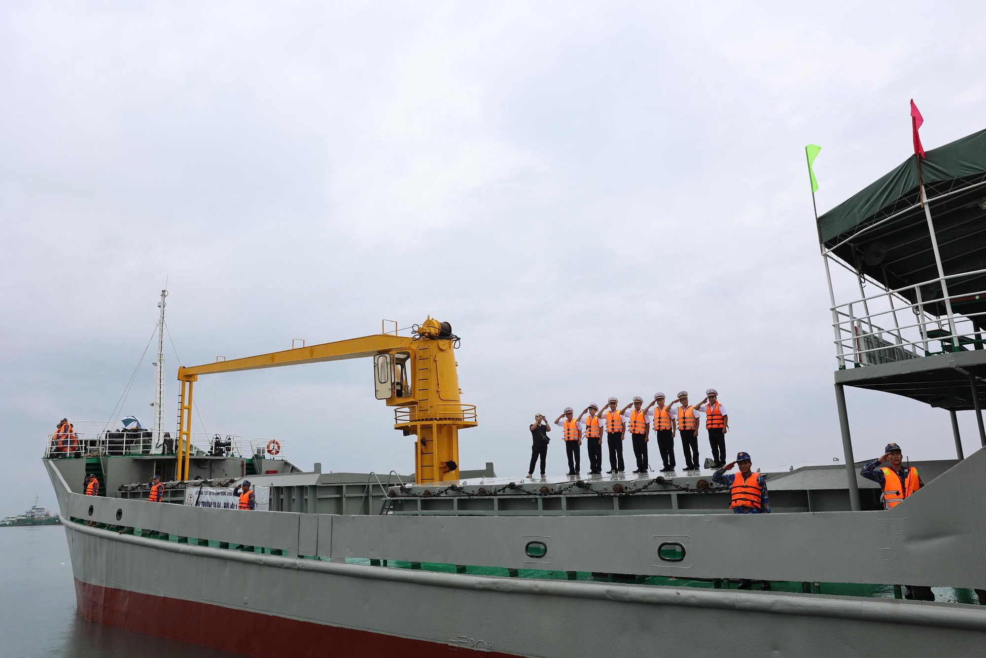TPHCM: Tiễn các tàu lên đường thực hiện bầu cử sớm trên biển - Ảnh 11.