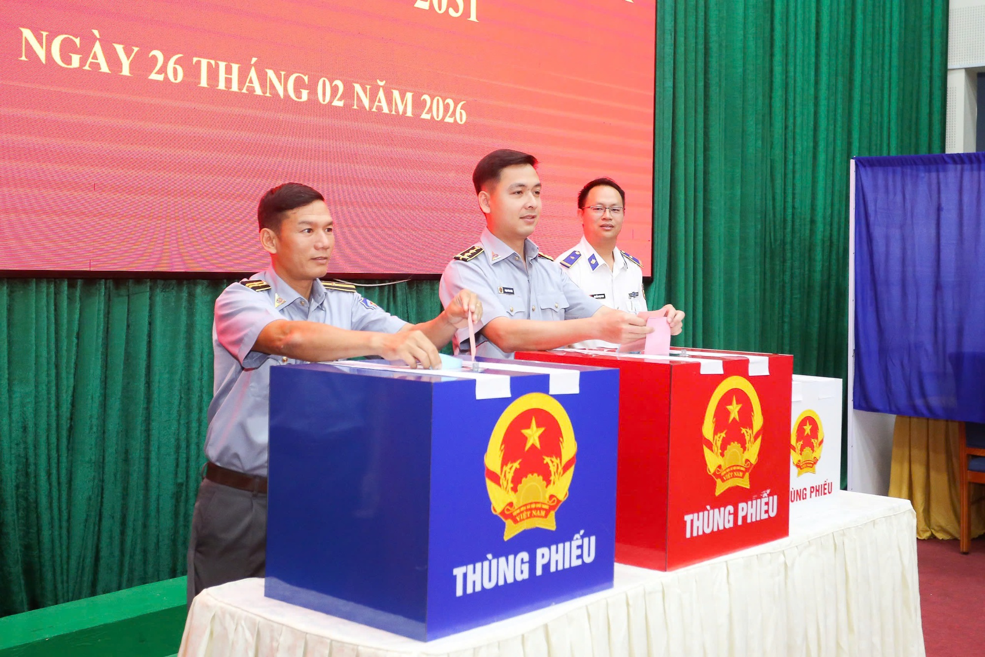 TPHCM: Tiễn các tàu lên đường thực hiện bầu cử sớm trên biển - Ảnh 4.