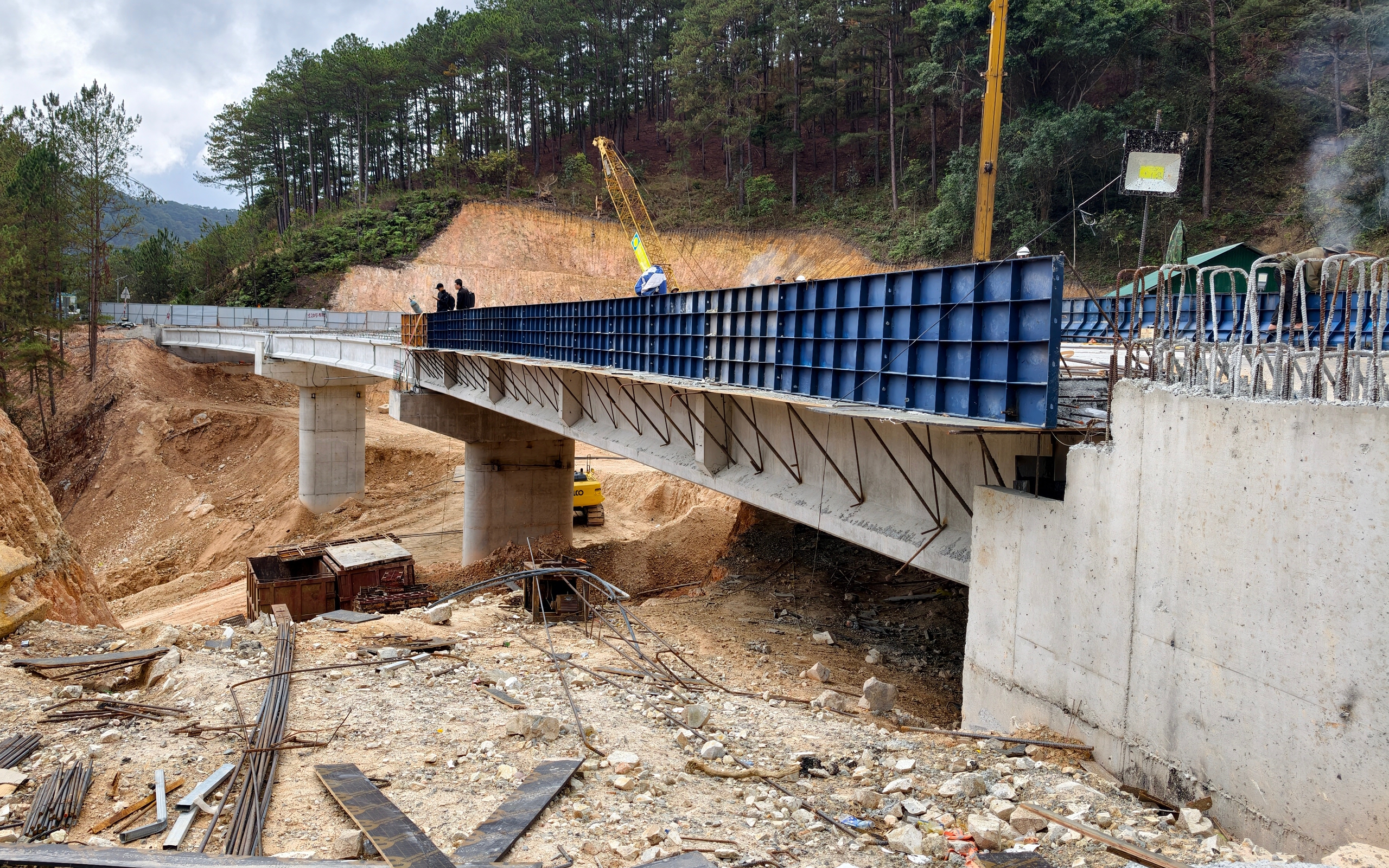Hình hài cây cầu trên đèo Mimosa thay thế đoạn đường bị sạt lở cuối năm 2025 - Ảnh 3.