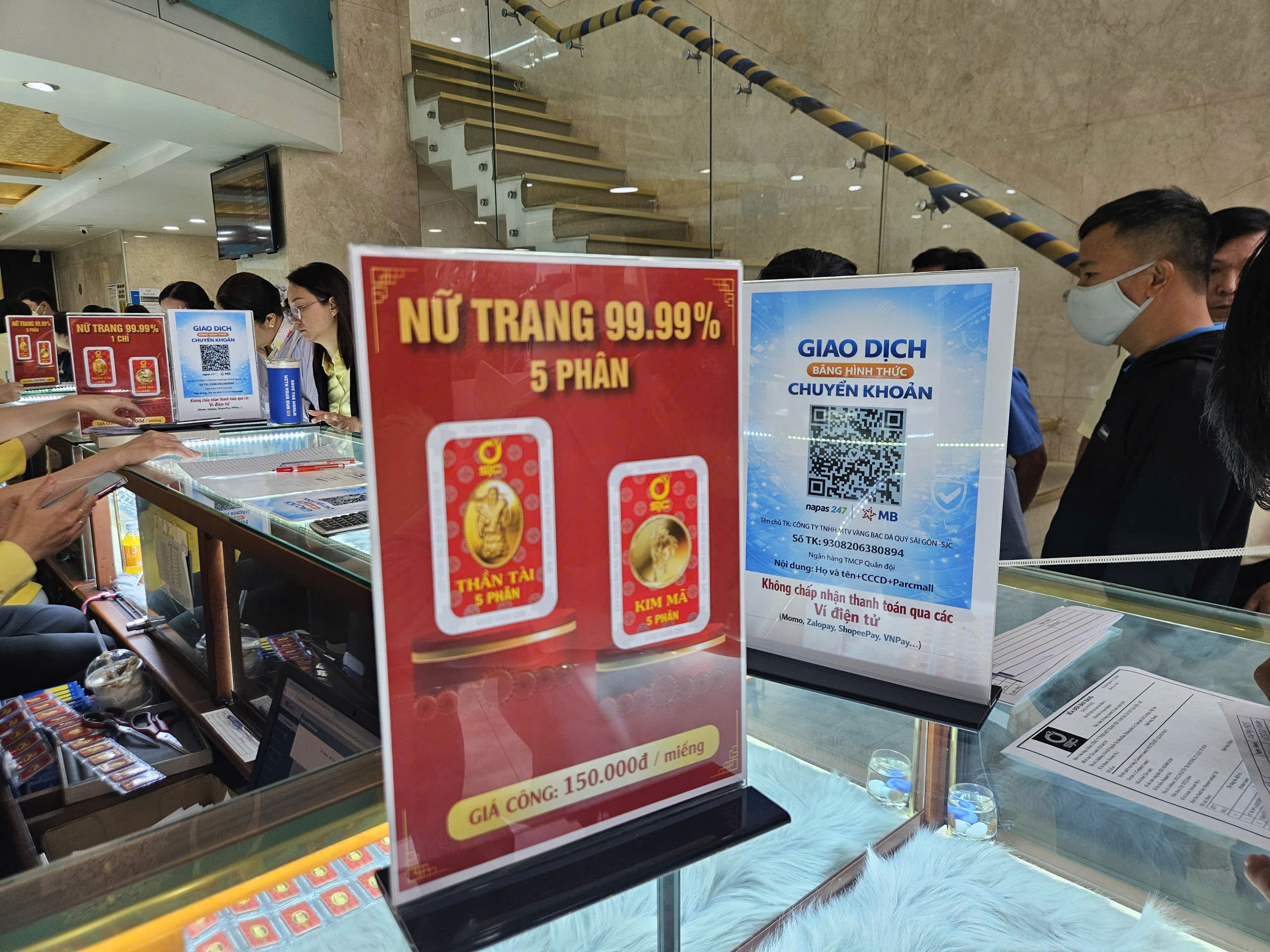 Cuối ng&agrave;y Thần T&agrave;i, gi&aacute; v&agrave;ng miếng SJC bất ngờ giảm, kh&aacute;ch nhộn nhịp đi mua - Ảnh 9.