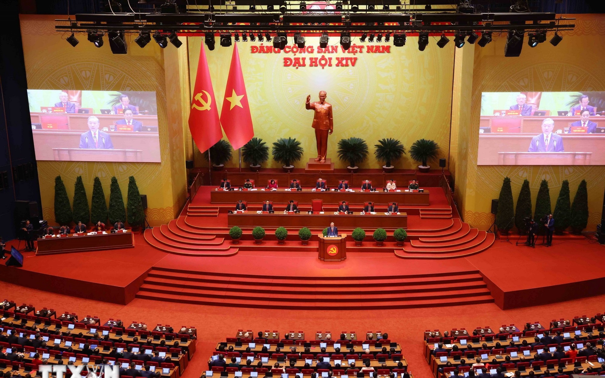 Xem xét, quyết định chủ trương, công việc lớn, 
quan trọng chưa được quy định trong Điều lệ Đảng