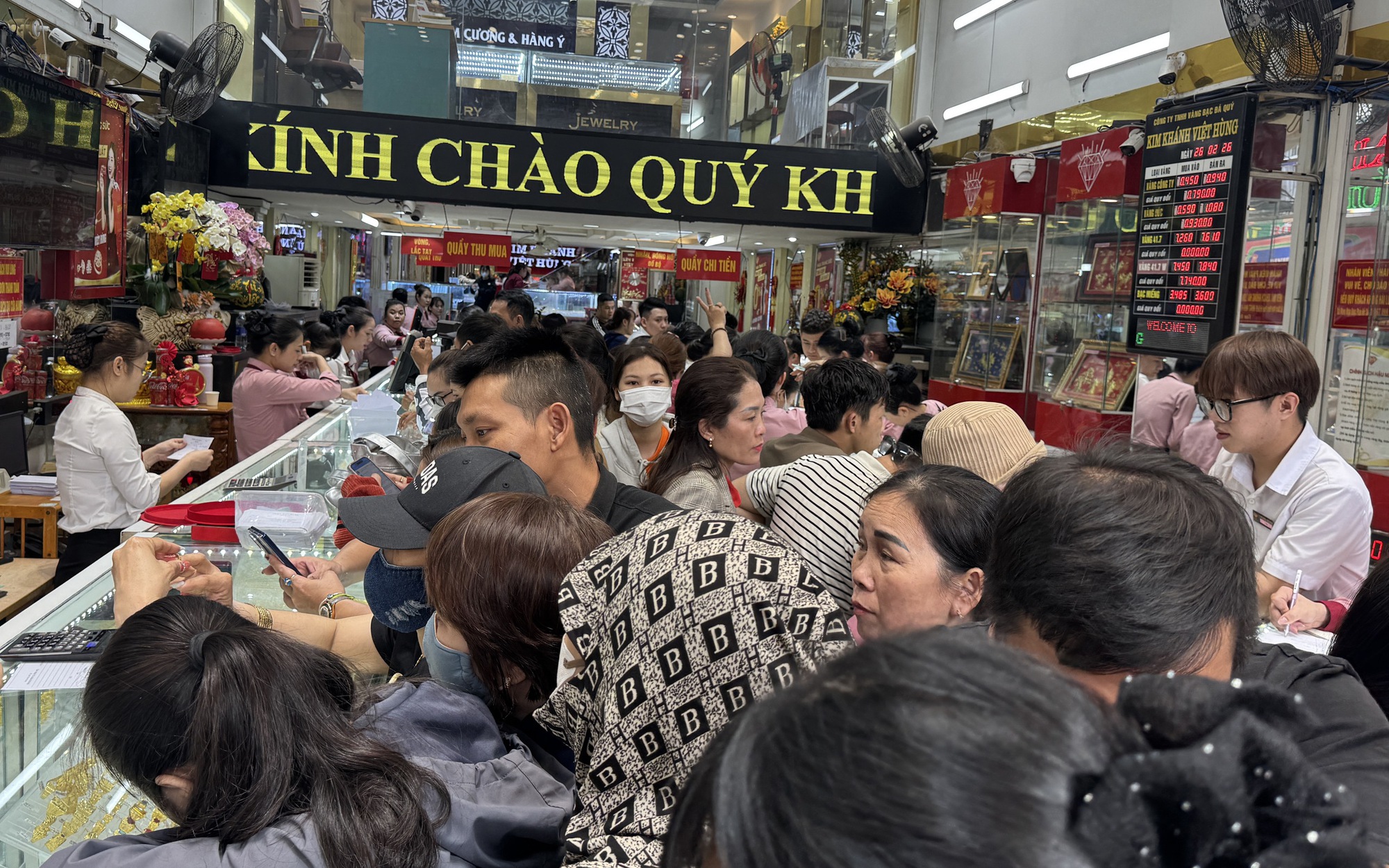 Tiệm vàng ở Đà Nẵng đông nghẹt từ 5 giờ sáng, nhẫn 5 phân đến 1 chỉ hút khách

