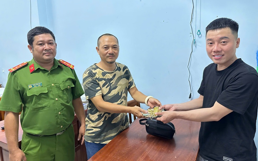 Xe chở hơn 3 tấn t&ocirc;m lật giữa đ&ecirc;m, c&ocirc;ng an v&agrave; người d&acirc;n kịp thời &ldquo;giải cứu&rdquo; - Ảnh 2.