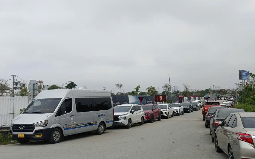 Trông giữ xe và thu tiền trái quy định tại lễ hội, 2 người bị phạt 32,5 triệu đồng