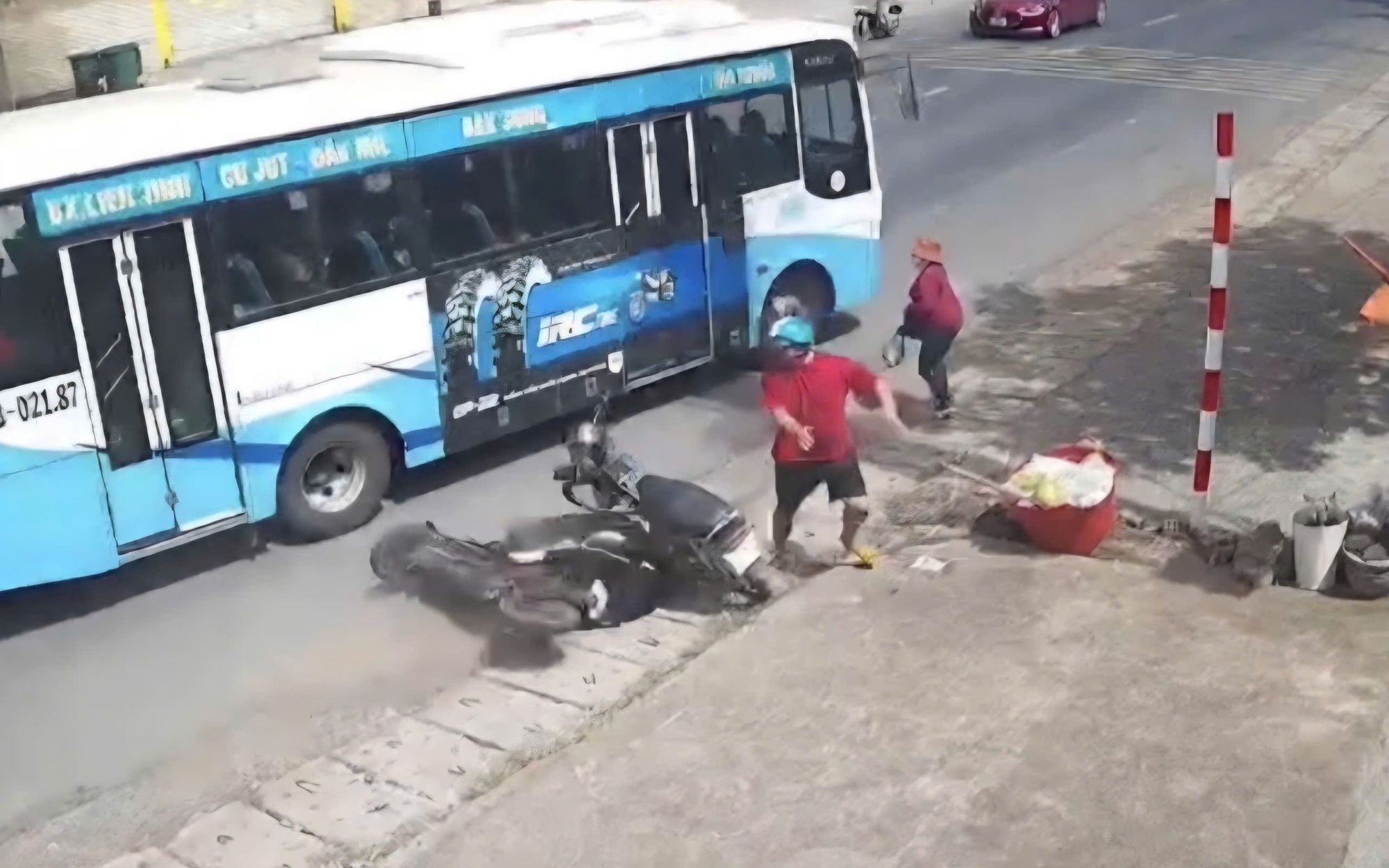 Diễn biến mới vụ tông một học sinh văng xa nhưng tài xế xe buýt không biết?
