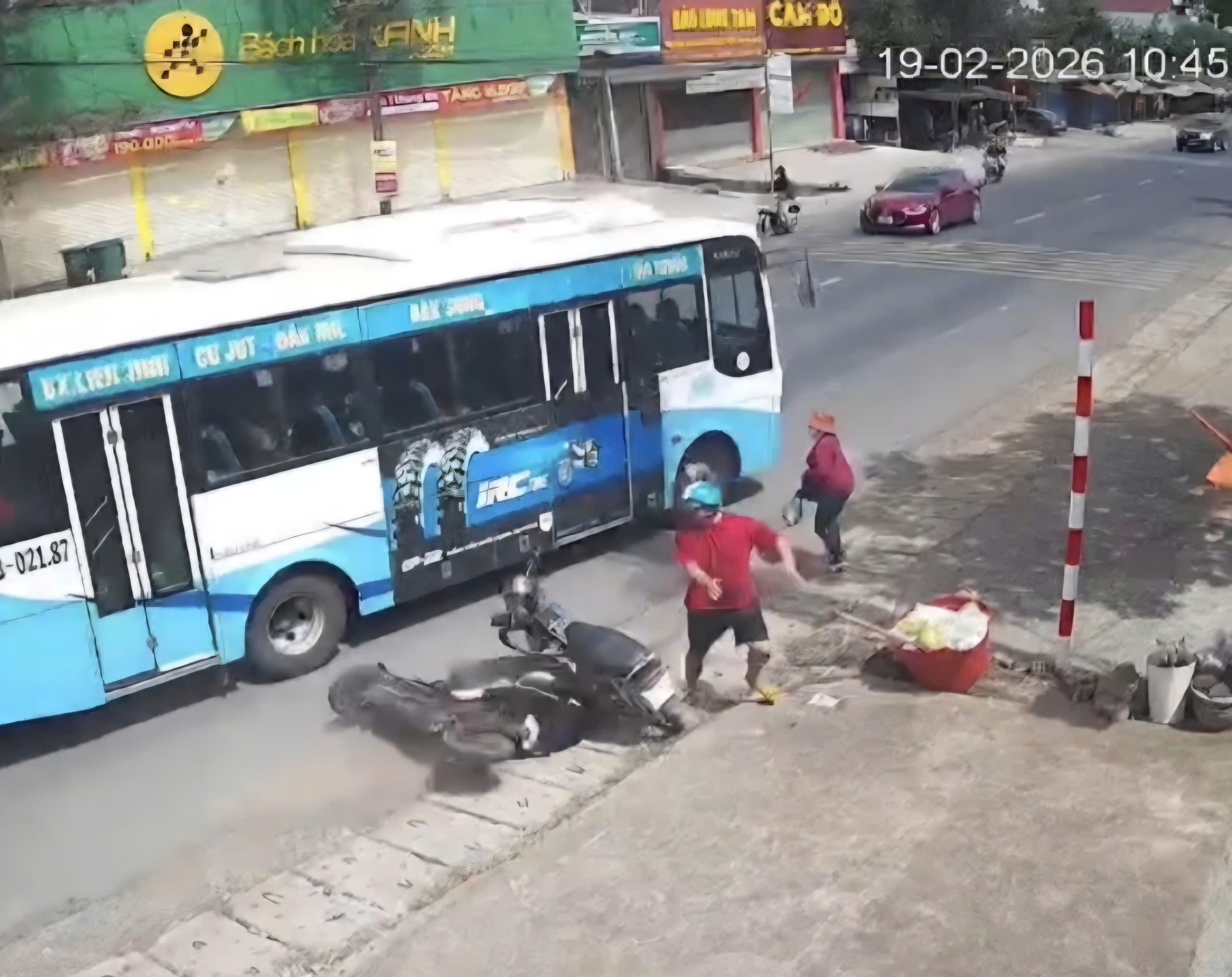 T&agrave;i xế xe bu&yacute;t kh&ocirc;ng biết t&ocirc;ng học sinh: Diễn biến mới vụ tai nạn tại Đắk Lắk - Ảnh 1.