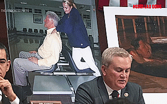 Cựu Tổng thống Bill Clinton gây bất ngờ tại buổi thẩm vấn liên quan Epstein - Ảnh 3.