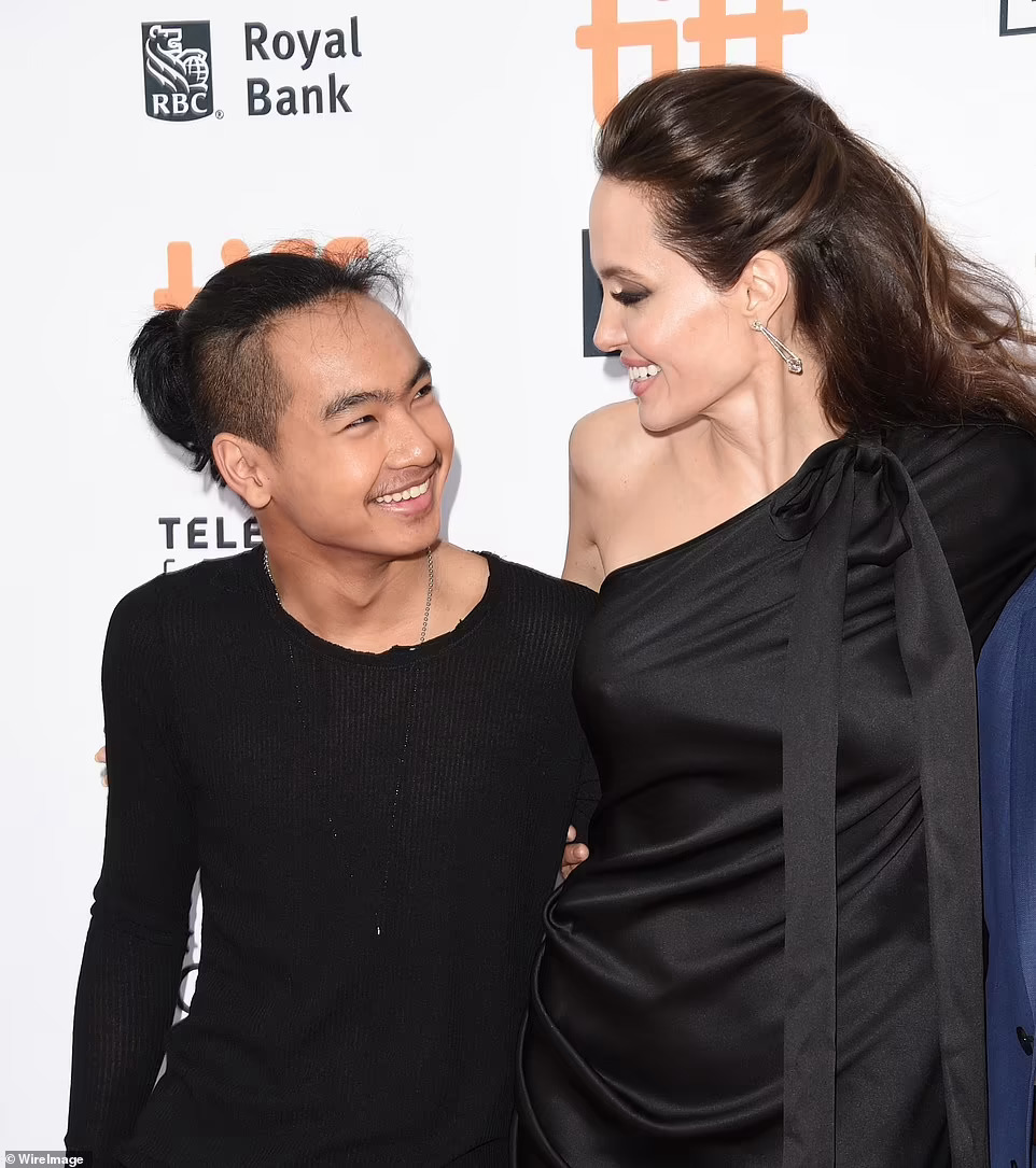 Con ruột lẫn con nu&ocirc;i của Brad Pitt v&agrave; Angelina Jolie thi nhau bỏ họ cha - Ảnh 3.