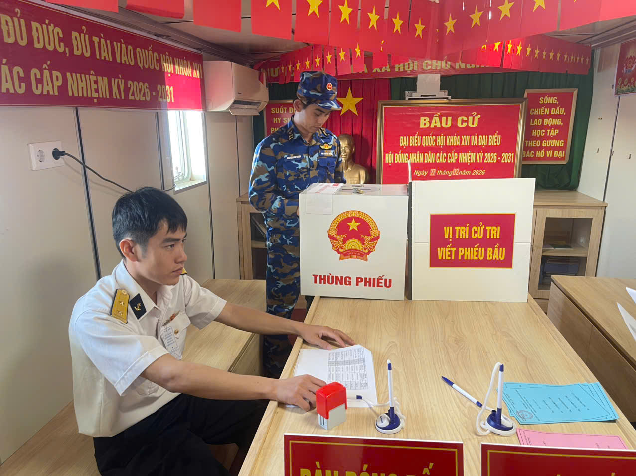 Những lá phiếu bầu cử đầu tiên giữa biển khơi năm 2026 - Ảnh 4.
