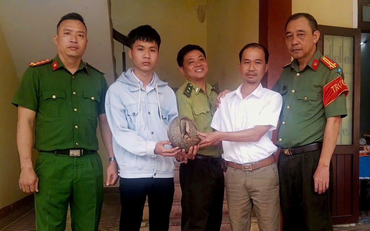Thấy con vật quý bò lổm ngổm trong vườn, người dân liền bắt giao nộp