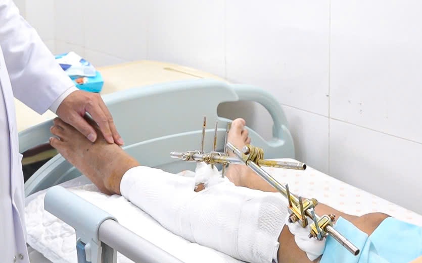 4 giờ nghẹt thở giữ lại đôi chân cho chàng trai gặp tai nạn