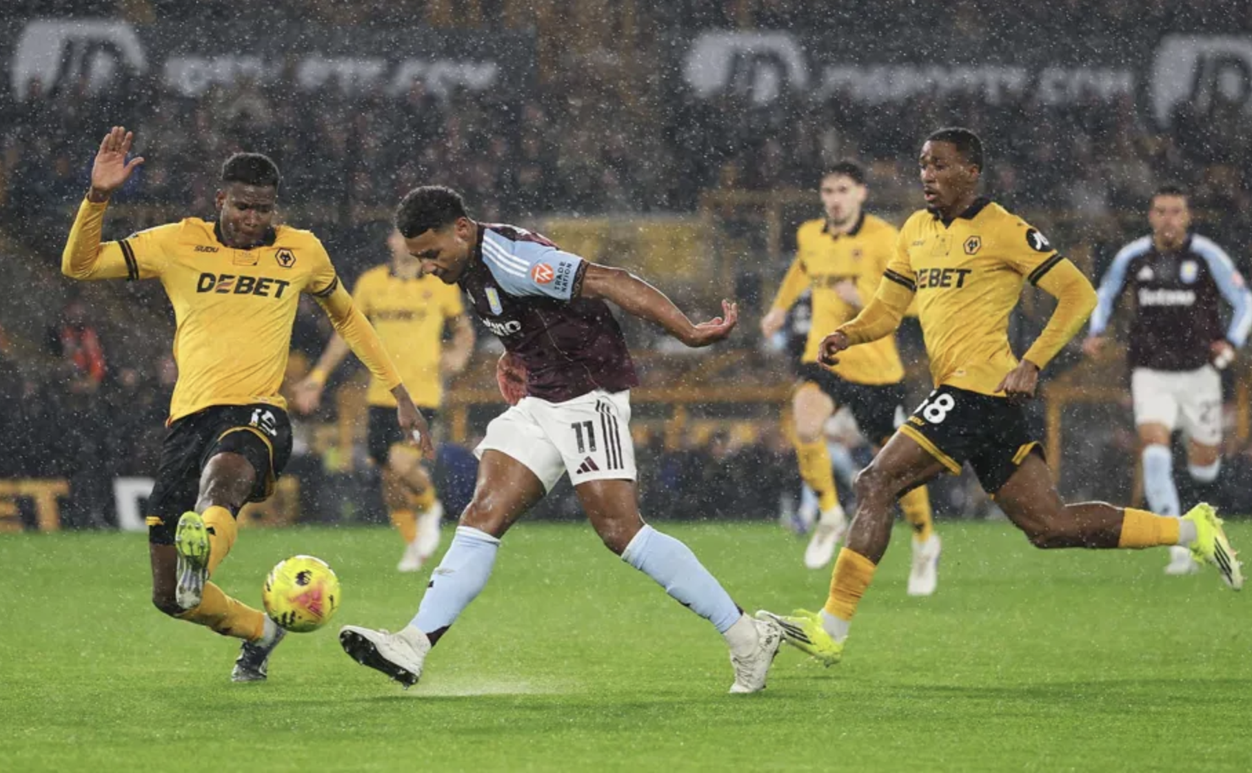 Wolverhampton quật ngã đội hạng ba Aston Villa, Ngoại hạng Anh sốc nặng - Ảnh 1.
