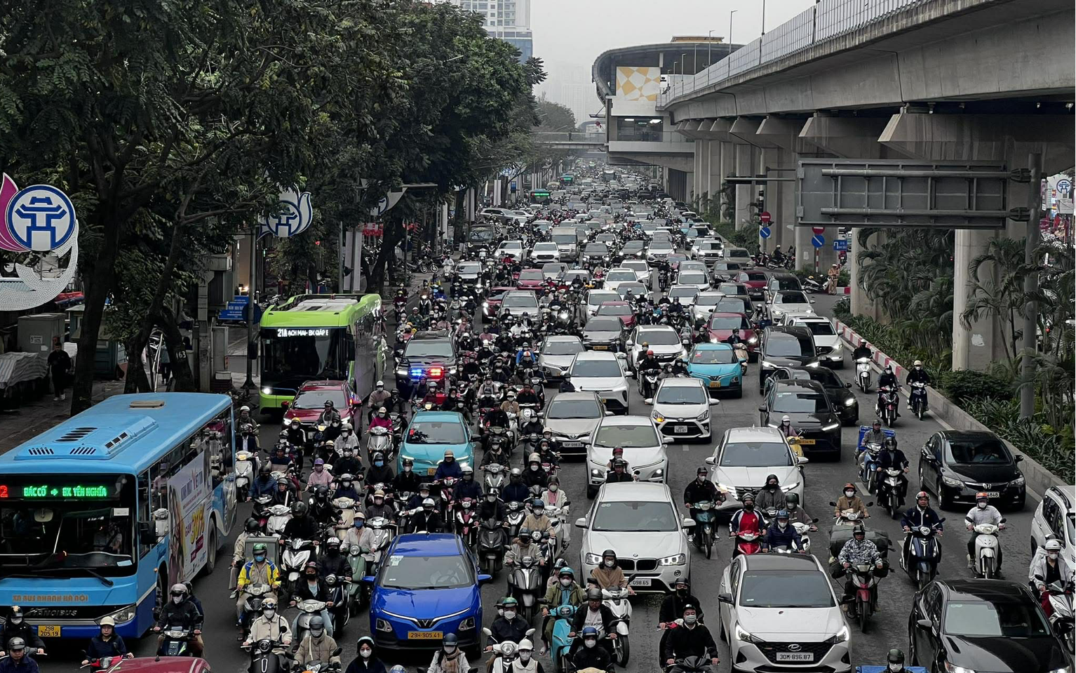 Hà Nội đặt mục tiêu trong năm 2026 chuyển đổi 64% taxi xăng dầu sang điện